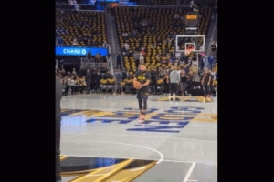 老粉已經(jīng)開始流汗！庫里賽前熱身小試牛刀 logo三分兩連中