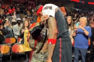 率猛龍9連勝+準(zhǔn)絕殺！英格拉姆賽后和女友擁抱接吻秀恩愛