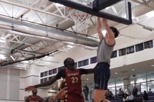 潛力無(wú)限！郇斯楠高四季前賽開(kāi)發(fā)持球機(jī)動(dòng)鋒線打法拿下26分4助