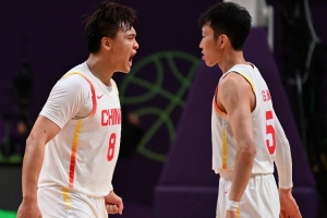 記者：中國男籃需要一個(gè)穩(wěn)健的控球手 趙睿的替代者是廖三寧