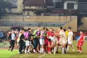 為何上頭染紅？國(guó)安沖突另一視角：王剛先遭對(duì)手推搡，曹永競(jìng)出頭