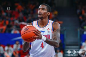 直播吧：新外援薩姆納已經(jīng)到廣東隊(duì)報(bào)到 參加體檢