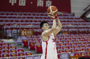 沒(méi)有獲得機(jī)會(huì)！中國(guó)男籃本場(chǎng)11人輪換 雷蒙未能上場(chǎng)