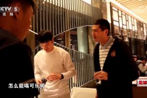 自律！邵佳一在飯桌旁告誡西海岸球員：職業(yè)球員怎么能喝可樂呢？
