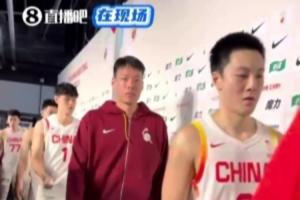小吧現(xiàn)場(chǎng)直拍！中國(guó)男籃賽后離場(chǎng) 經(jīng)過(guò)媒體區(qū)低頭面無(wú)表情??
