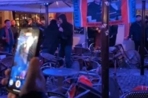 丟雜物+斗毆！太陽報：部分水晶宮球迷賽前在斯特拉斯堡引發(fā)沖突