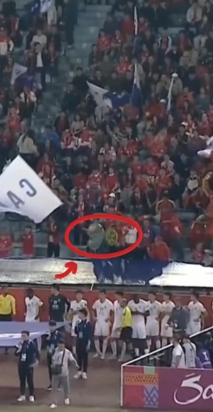 太搞了??河內(nèi)公安球迷cos龜仙人，對陣國安身背龜殼玩偶站在C位