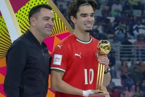 哈維頒獎！葡萄牙中場馬特烏斯·米德斬獲U17世界杯金球獎