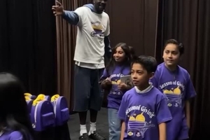 感恩節(jié)快樂！湖人官方曬全隊陪孩子們歡度感恩節(jié)花絮