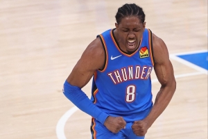 身體很輕盈！杰倫威底線切入雙手空接暴扣