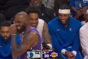 這說啥了??？詹姆斯在場上和替補(bǔ)席的歐文聊天 直接笑出表情包