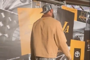 今日迎戰(zhàn)獨行俠及濃眉！詹姆斯提前4個半小時已經(jīng)來到球館