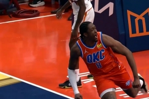 賽季首分來了！杰倫威搶斷反擊雙手暴扣