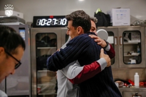 前外援奇塔迪尼今天上午造訪海港俱樂部，拜訪昔日教練和隊友