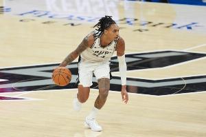 哇塞，真準！瓦塞爾追身三分再進 馬刺打出8-0再次反超！