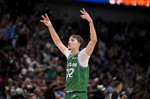 助攻上雙了！弗拉格送擊地妙傳 濃眉接球轉(zhuǎn)身拋投打中