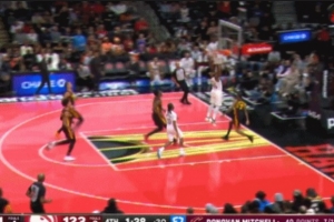 真有韌勁！米切爾借反擊機(jī)會(huì)靠開(kāi)防守人取分 雙方戰(zhàn)平了