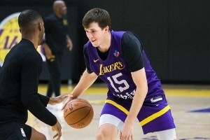 三巨頭齊亮相！湖人官方曬出球隊訓(xùn)練照：備戰(zhàn)NBA杯??