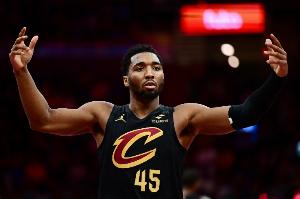 內(nèi)外開(kāi)花！米切爾半場(chǎng)12中7獨(dú)得22分 三分5中3