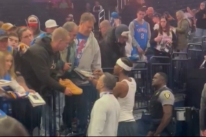 來者不拒！亞歷山大賽前為主場(chǎng)球迷簽名 球迷排起了長隊(duì)