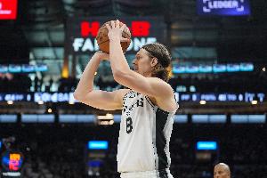 跌宕起伏！奧利尼克弧頂三分穩(wěn)穩(wěn)命中反超比分！馬刺最多落后18分