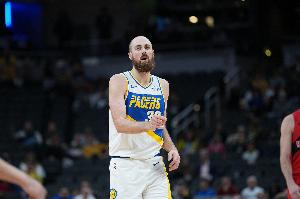 限制武切維奇！赫夫4記三分拿下14分8板2助4帽