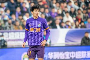 謝維軍談改踢中后衛(wèi)：我很害怕出現(xiàn)失誤，有經(jīng)歷才會有成長