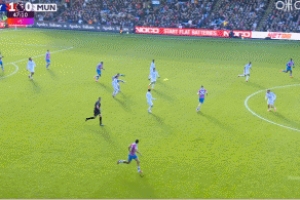 德里赫特滑倒+鏟球失誤送禮，恩凱提亞單刀不傳球射門被擋出