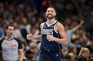 今夕是何年？克萊末節(jié)8中6爆砍17分拯救球隊(duì)！全場(chǎng)23分 正負(fù)值+15