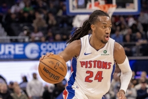 雪中送炭！詹金斯強(qiáng)攻得手 打破球隊(duì)得分荒穩(wěn)住局勢