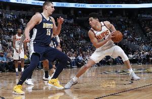 看著都疼！布克突破肘到約基奇下巴 后者痛苦倒地