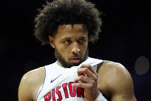 凌波微步！康寧漢姆持球連續(xù)晃動(dòng) 隨后直殺籃下上籃打中