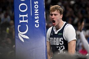 騎著直接上！弗拉格一路突破殺到籃下 隔著祖巴茨強(qiáng)起雙手暴扣