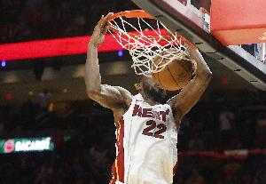 15中10砍下31分6板！斯波：維金斯針對侵略性防守及時做出了調(diào)整