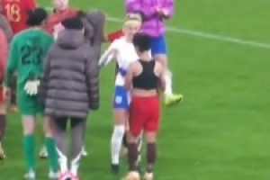 場外是朋友！張琳艷賽后和英格蘭女足球員凱莉現(xiàn)場交換球衣