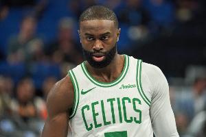 高難度！杰倫·布朗單打愛德華茲 連續(xù)轉身后強投打板命中