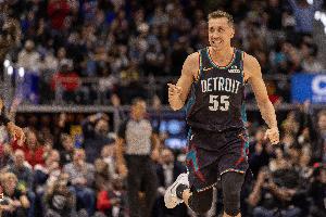 故地重游！鄧羅半場8中4貢獻(xiàn)11分3板4助 正負(fù)值+14