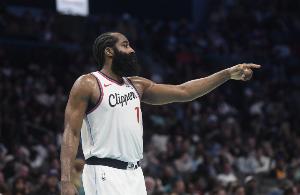 教育年輕人！內(nèi)姆哈德伸手 哈登小手一抬直接拿到三罰！