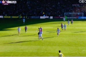 差點送大禮！水晶宮長傳打穿曼聯(lián)雙中衛(wèi)，馬特塔單刀打偏