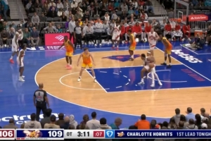 天亮了！小橋底角晃飛巴恩斯后淡定三分命中 黃蜂本場首次領先！