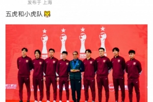 奪冠不忘恩師，呂文君社媒曬海港崇明出身球員與徐根寶合影