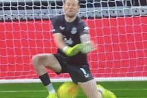 撲救概率95%??皮克福德閉眼撲救致下蛋丟球，懊惱跪地+搖頭苦笑