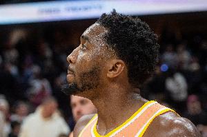 很失望？米切爾賽后罕見沒接受記者采訪 在旁邊玩手機(jī)&發(fā)呆