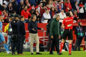 馬卡：塞維利亞德比戰(zhàn)有球迷向場內(nèi)投擲水瓶，導(dǎo)致比賽中斷數(shù)分鐘