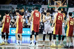 記者：中國隊在進攻端毫無套路可言 防守端則像“無頭蒼蠅”