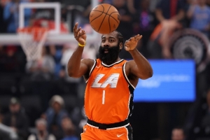 隊(duì)記：哈登肯定想離開不堪的快船 但現(xiàn)在尋求交易也面臨重重困難