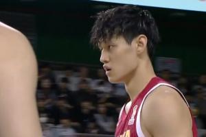 太緊了！曾凡博上籃被防下 隨后撿到球自己又手滑丟出邊線