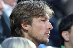 記者：對陣切爾西之前，阿森納助教海因策率領(lǐng)后防線球員進(jìn)行熱身