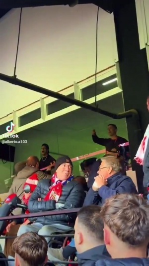 點燃德比??安東尼在包廂激情慶祝，塞維球迷豎中指+辱罵+扔東西