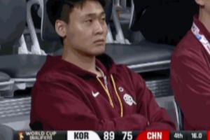 失望透頂！大比分落后！趙睿在替補(bǔ)席咬著嘴唇直搖頭！
